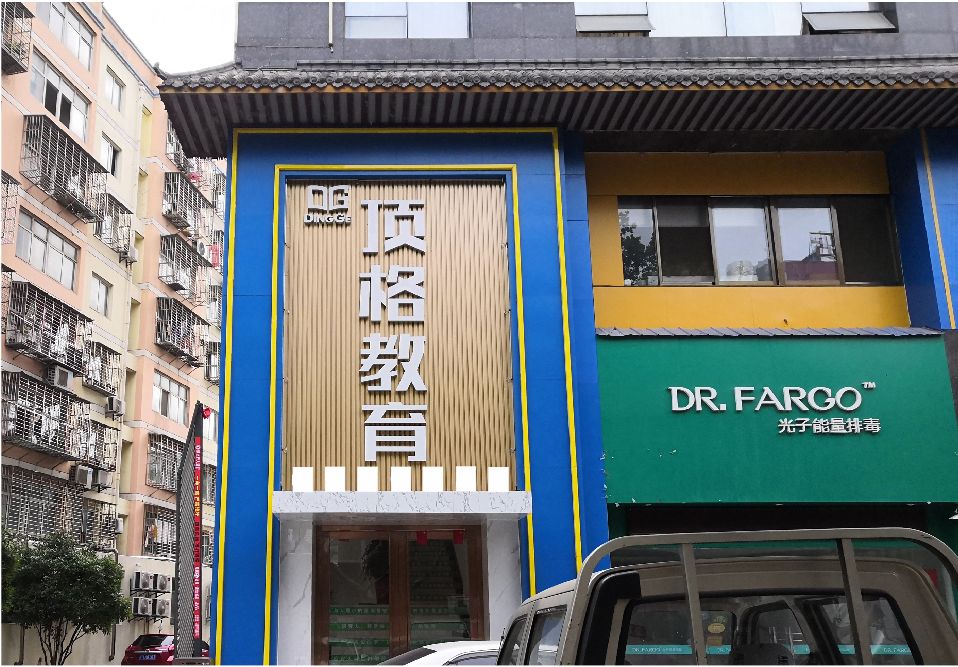 屏边门头设计要符合门店特色。